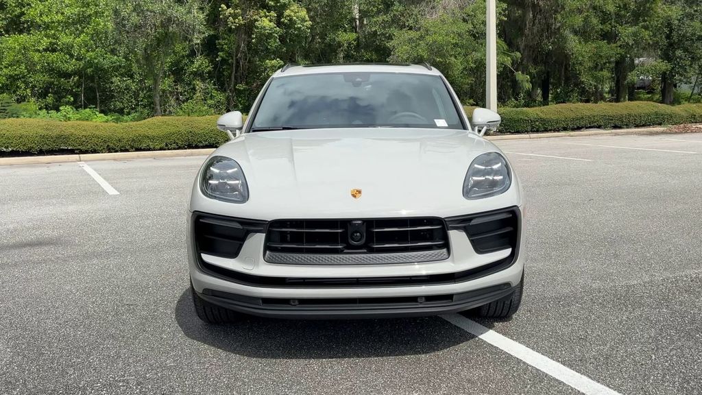 2025 Porsche Macan Base photo 3