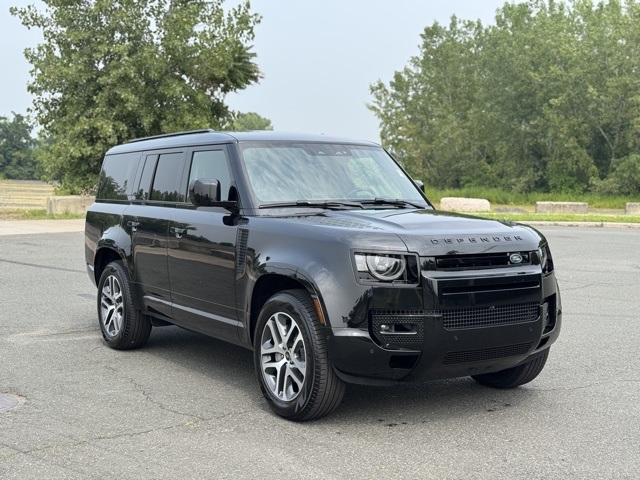 2025 Land Rover Defender 130 X-Dynamic SE photo 6