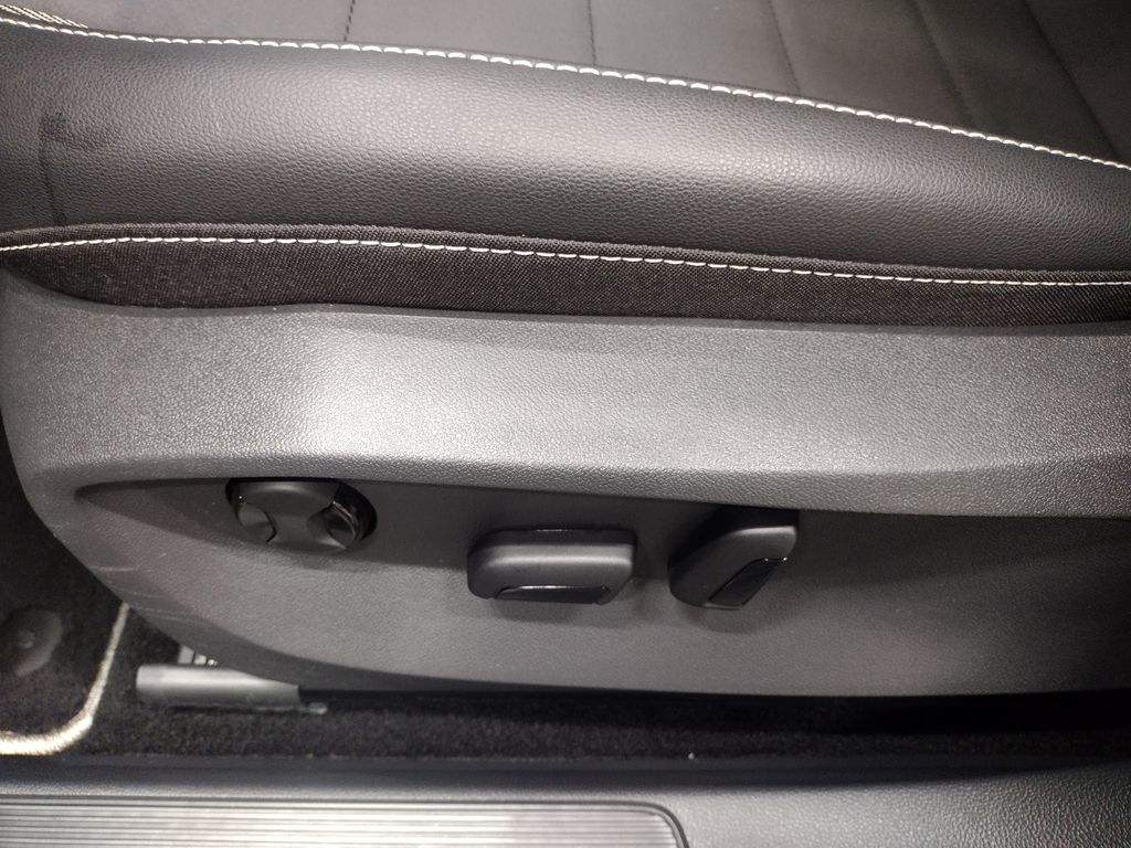 2023 Volkswagen Taos SE photo 18