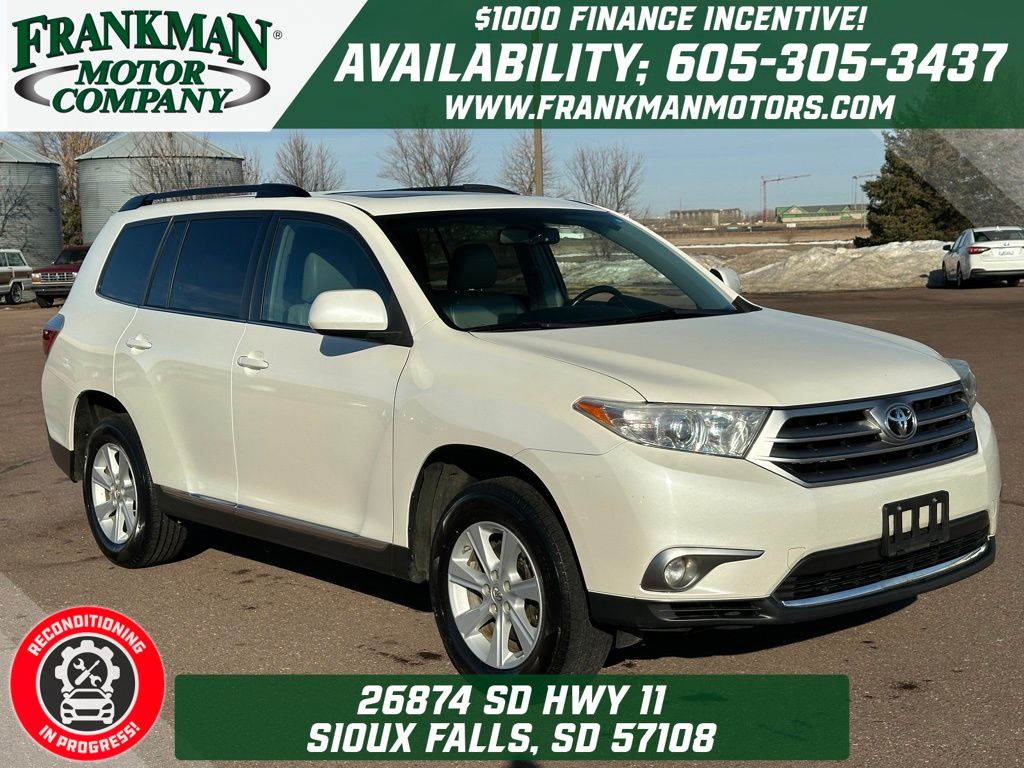 2013 Toyota Highlander Plus's photo