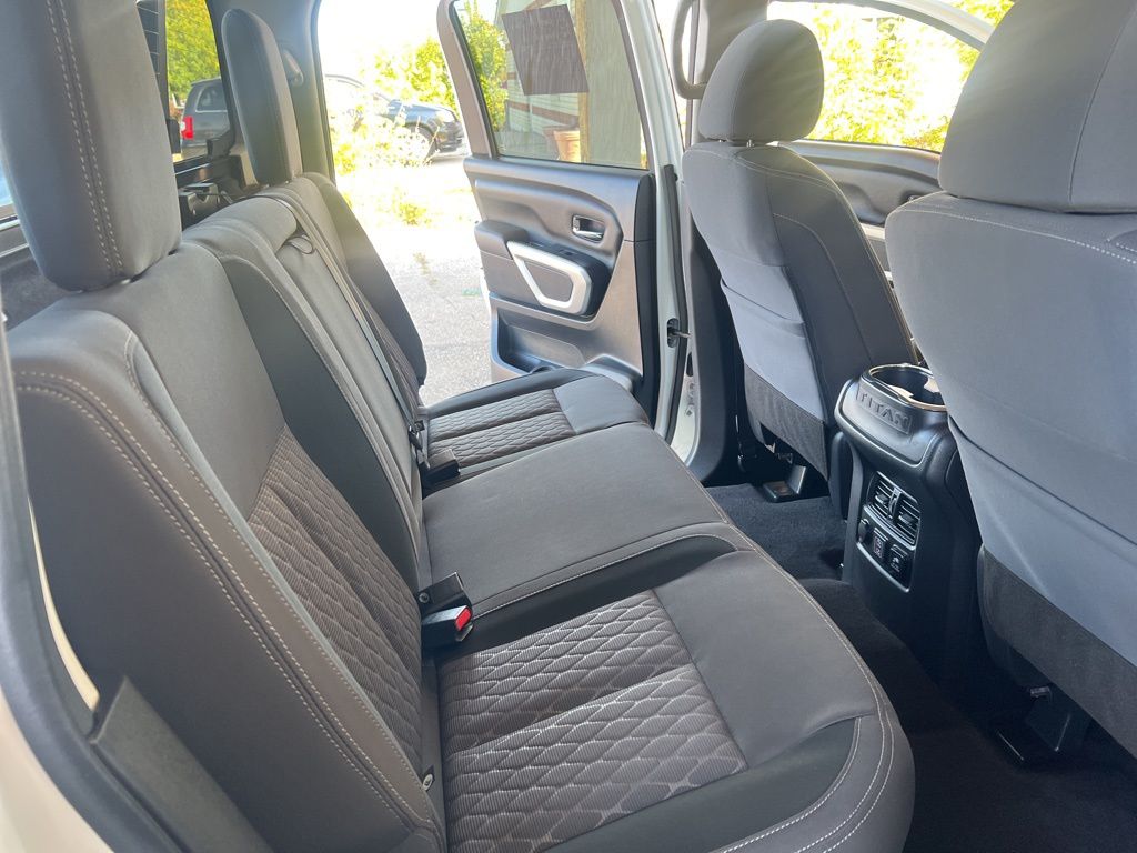 2024 Nissan Titan Crew Cab photo 8