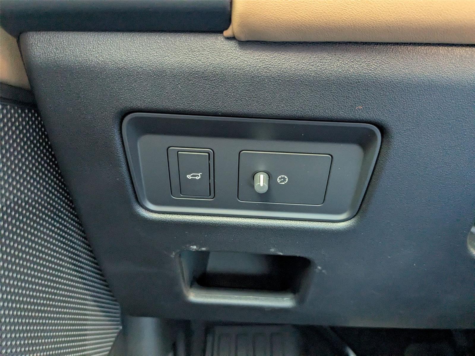 2025 Land Rover Discovery Metropolitan Edition photo 15