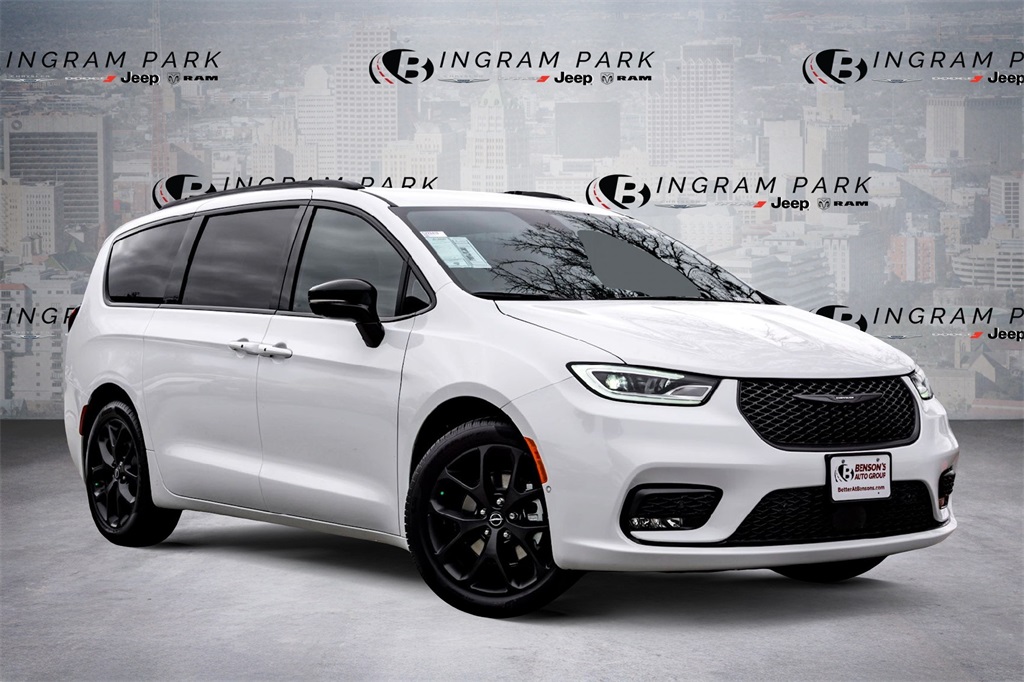 2026 Chrysler Pacifica Select's photo