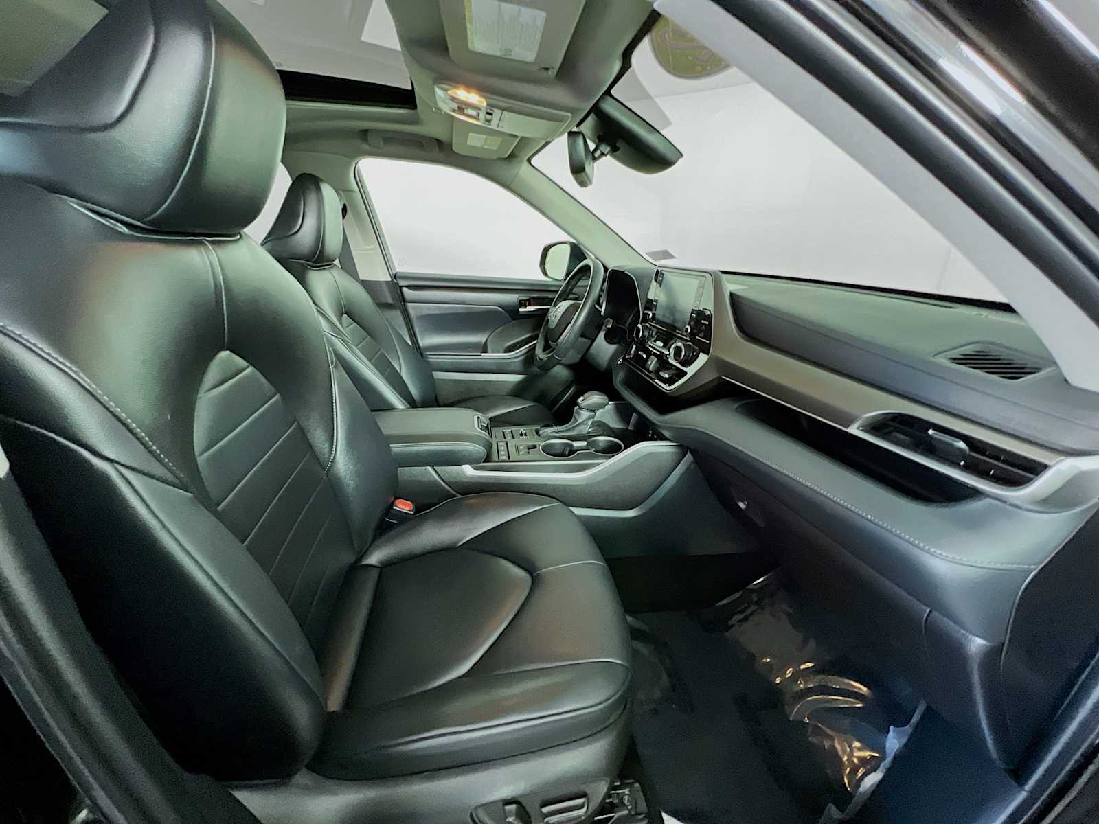 2022 Toyota Highlander XLE photo 25