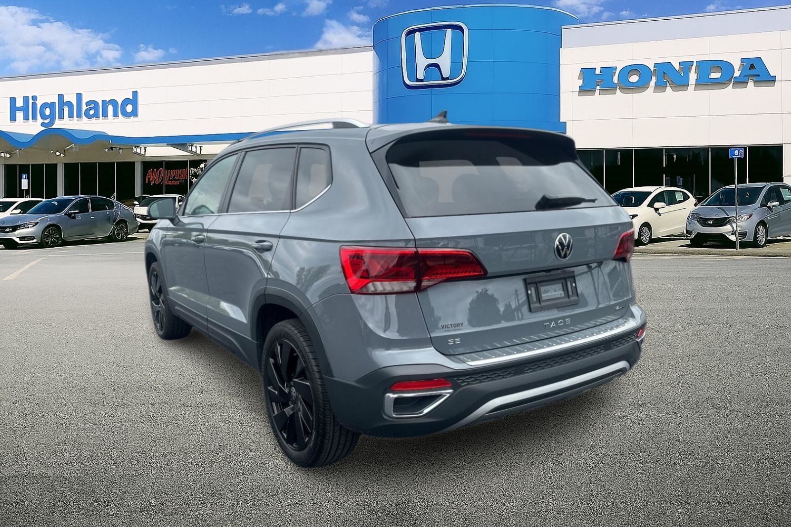 2023 Volkswagen Taos SE photo 3