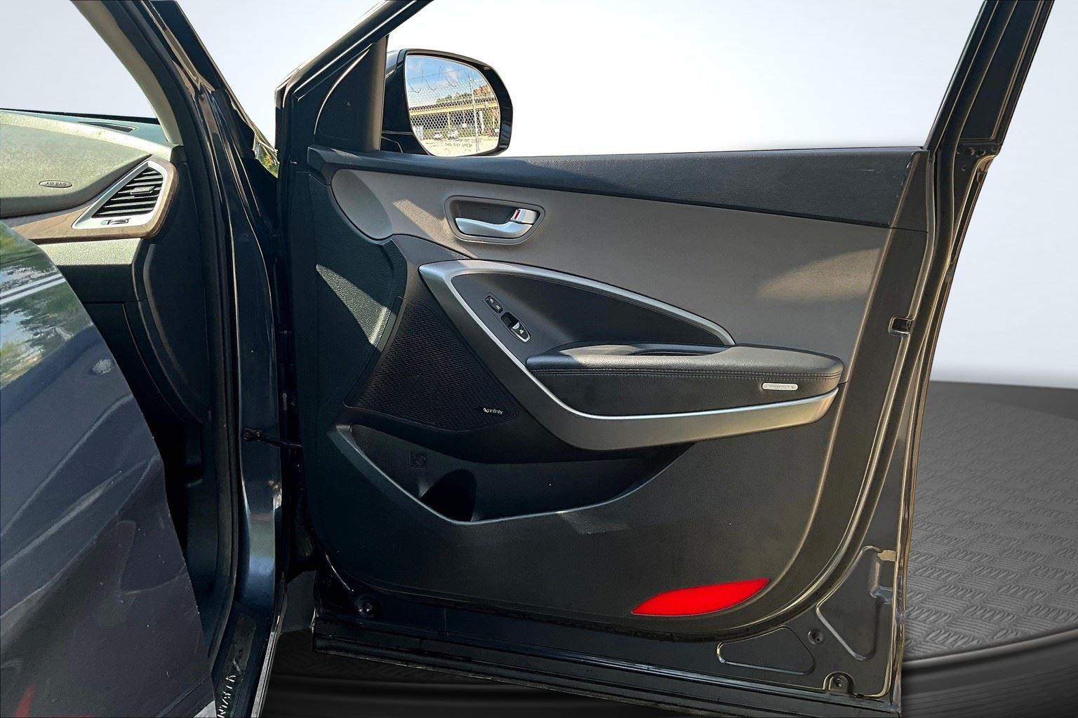 2017 Hyundai Santa Fe Limited Ultimate photo 21