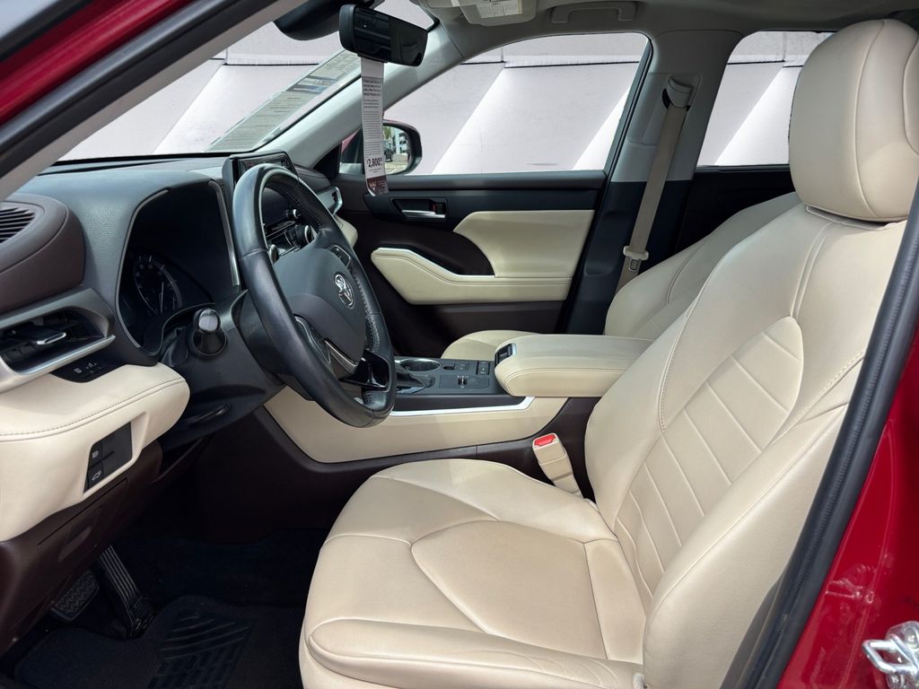 2021 Toyota Highlander XLE photo 5