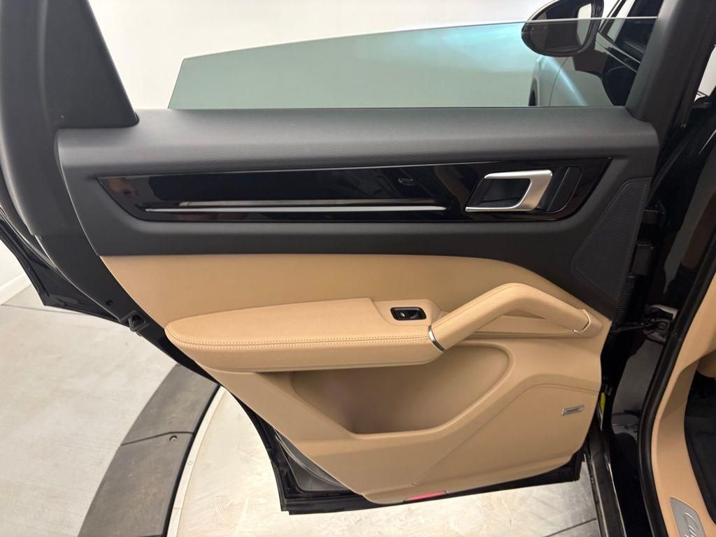 2022 Porsche Cayenne Base photo 23