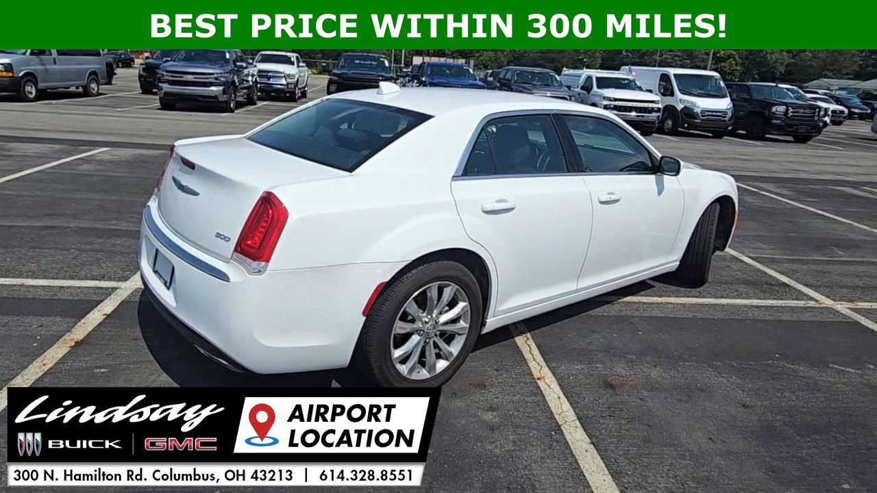 2022 Chrysler 300 Touring photo 7