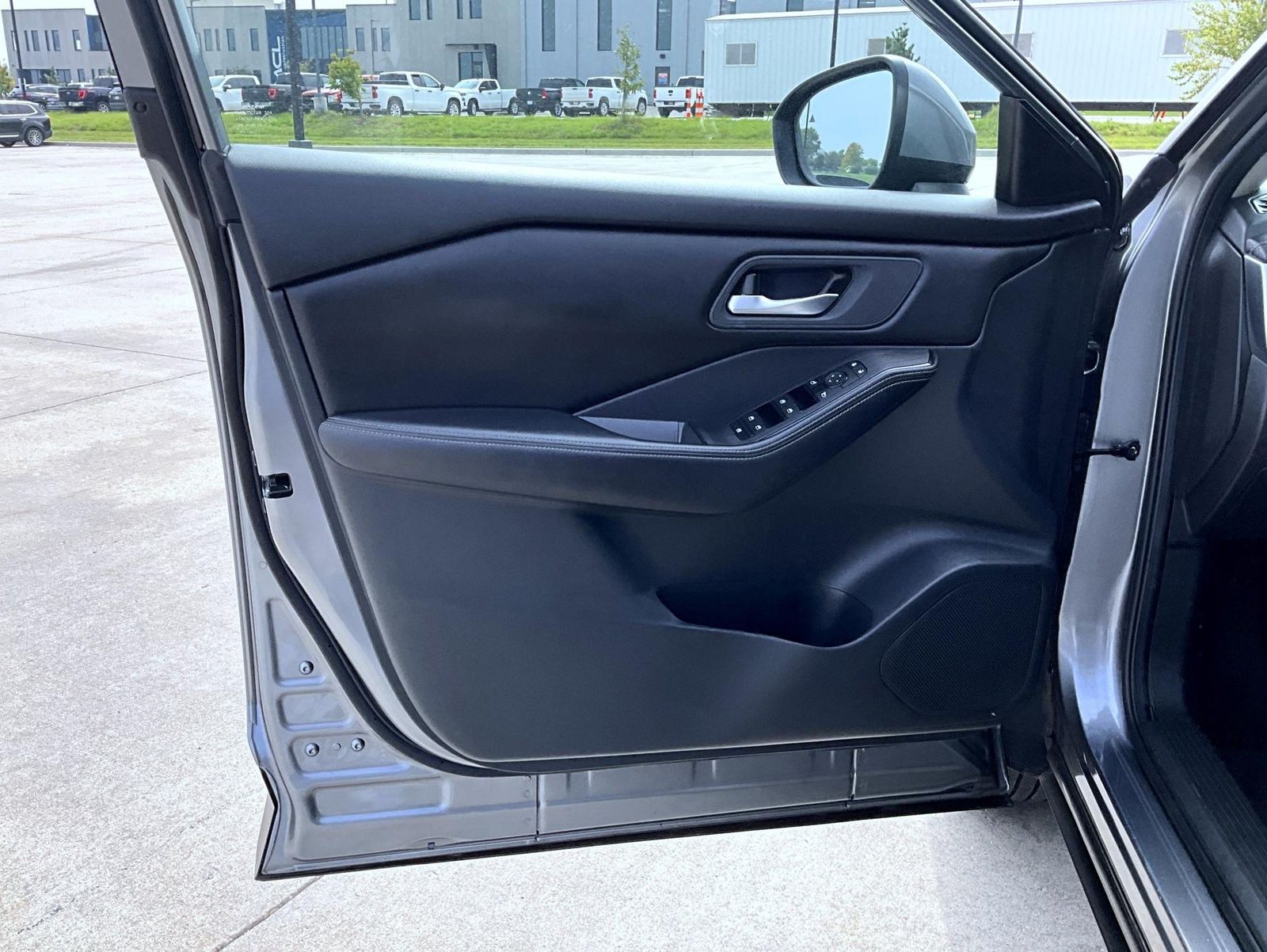 2024 Nissan Rogue SV photo 10