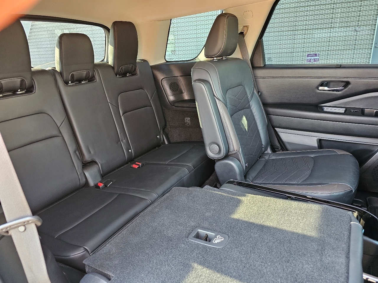 2022 Nissan Pathfinder Platinum photo 3