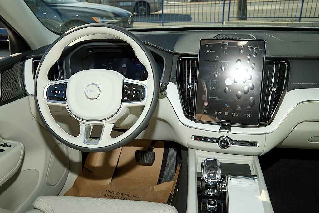 2026 VOLVO XC60 - Image 24