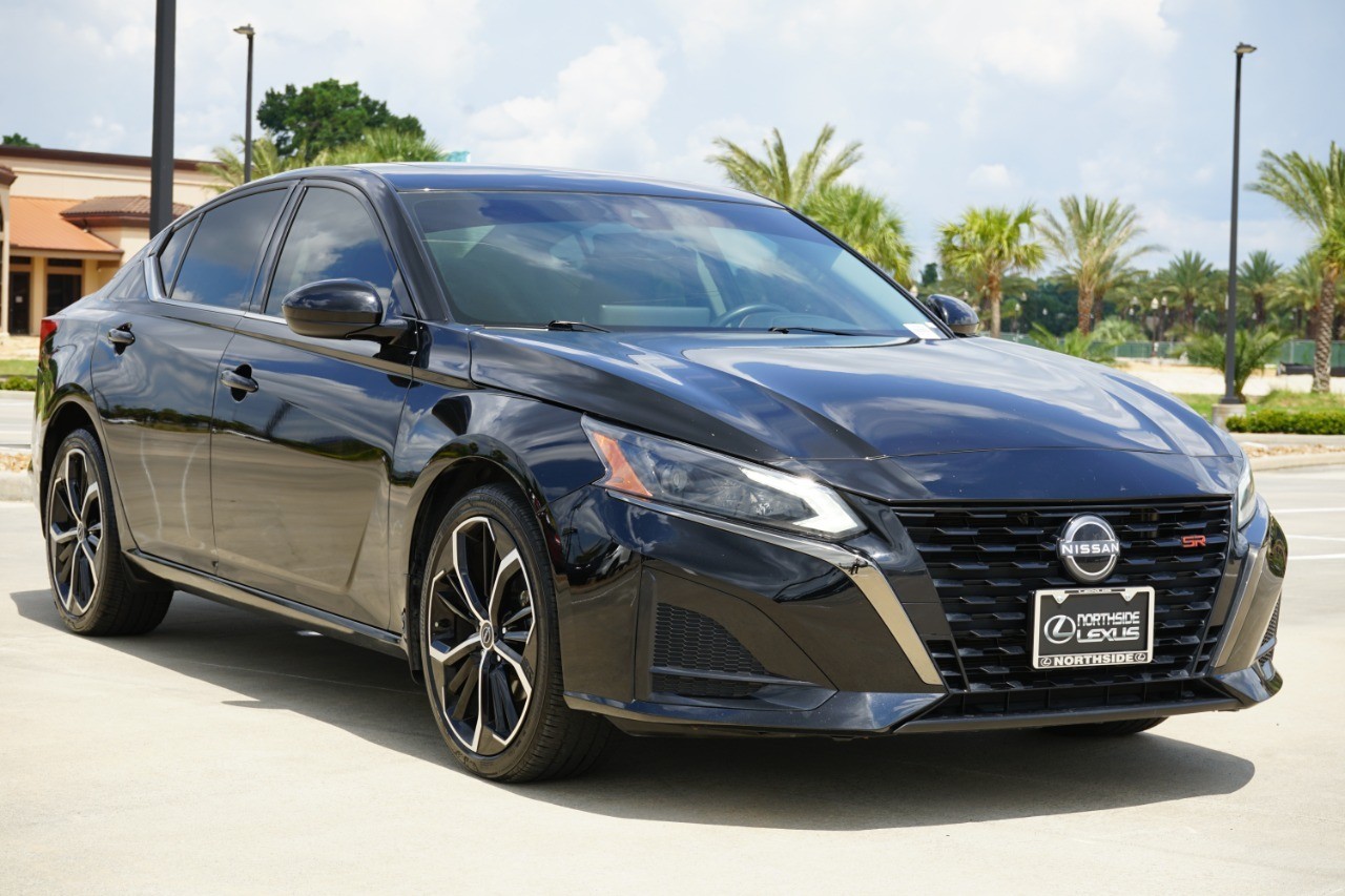 2023 Nissan Altima SR photo 3