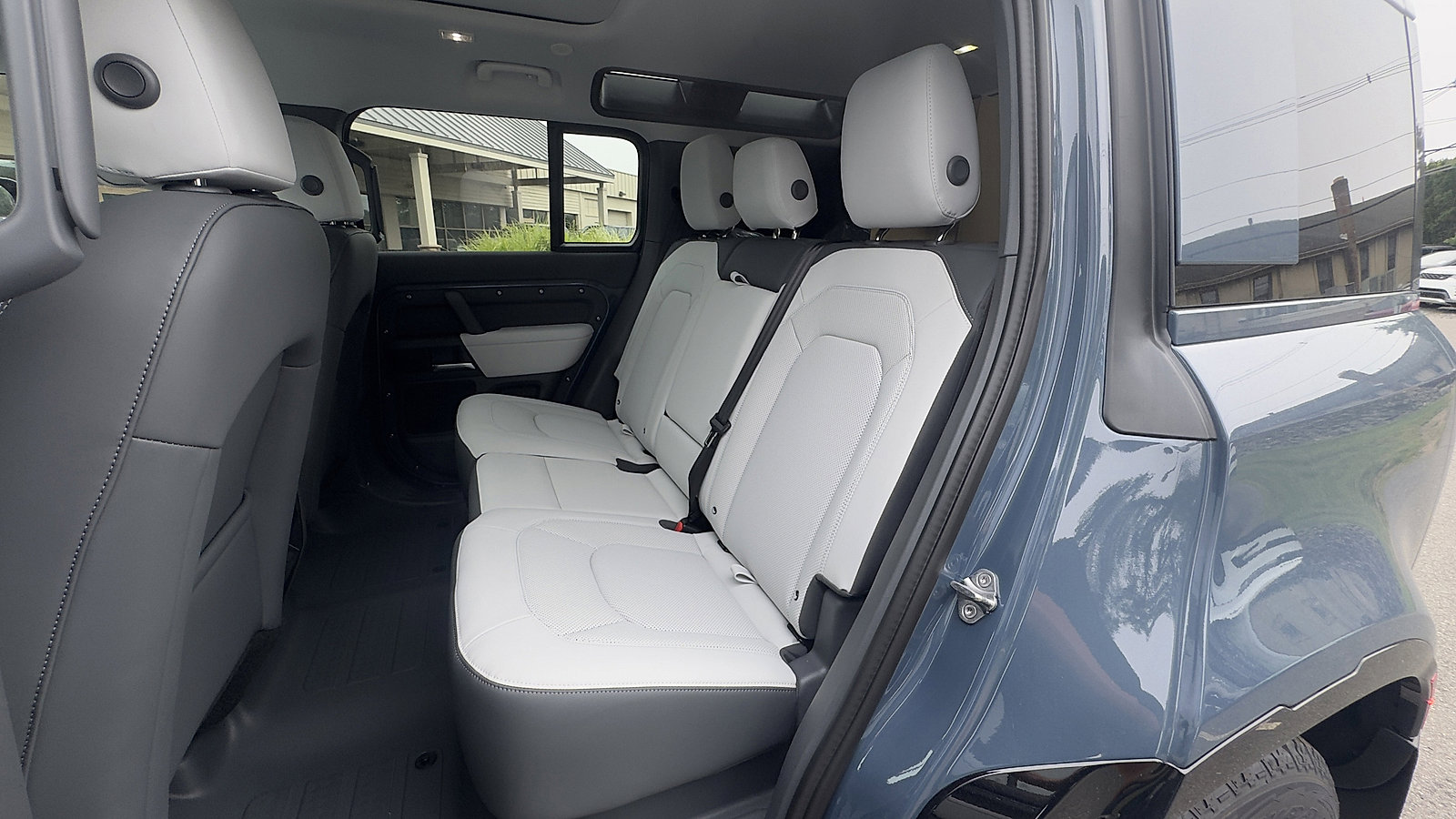 2025 Land Rover Defender 110 S photo 13