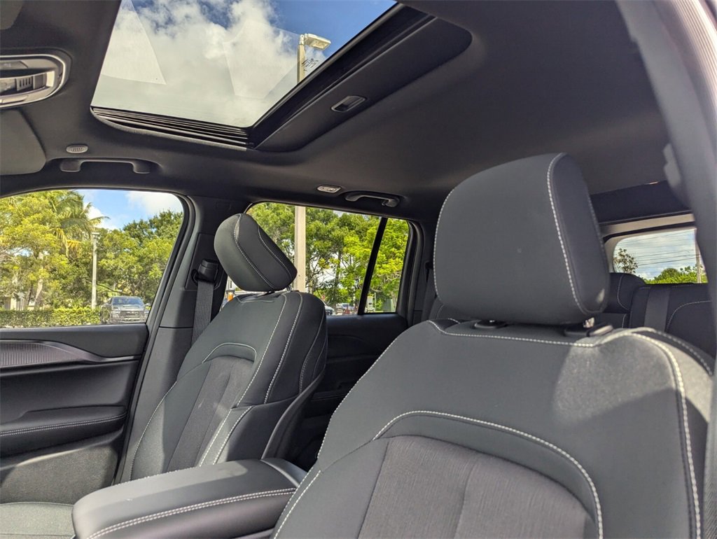 2025 Jeep Grand Cherokee Laredo X photo 12