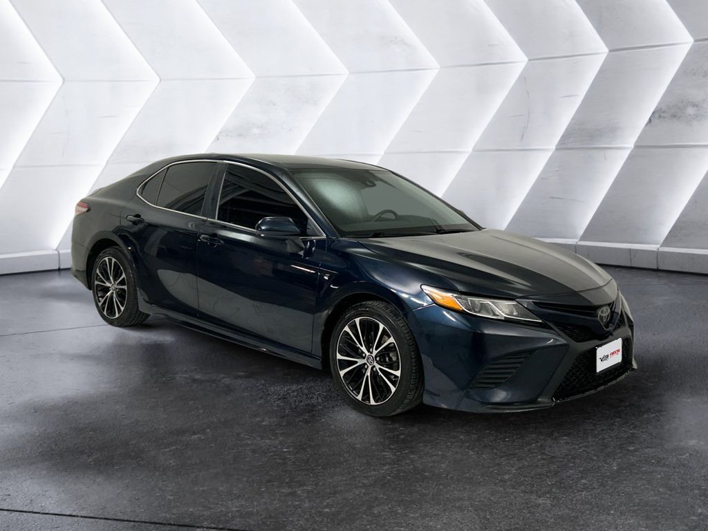 2019 Toyota Camry SE's photo