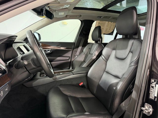 2016 Volvo XC90 T6 Momentum photo 25