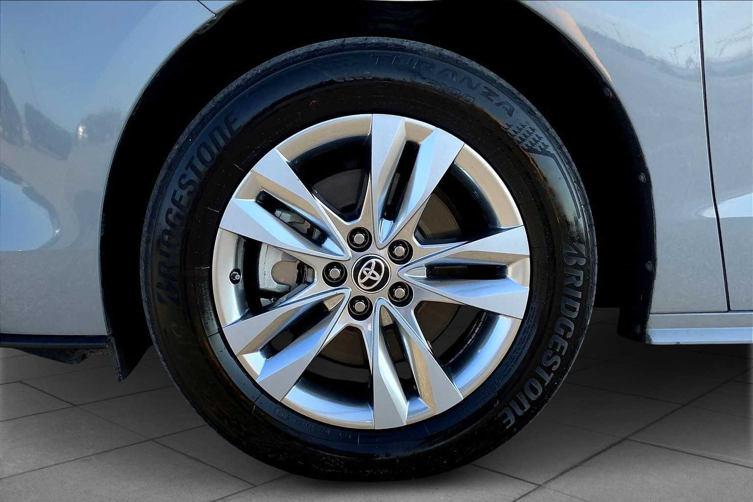 2023 Toyota Sienna Woodland Edition photo 10