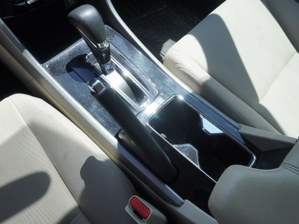 2017 Honda Accord EX photo 17