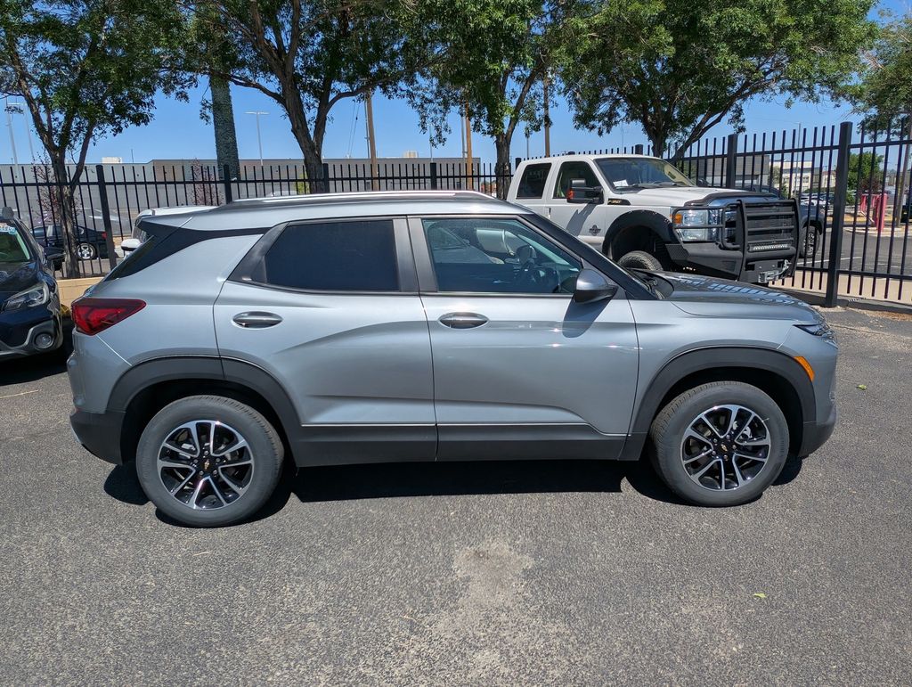 2025 Chevrolet Trailblazer LT photo 3