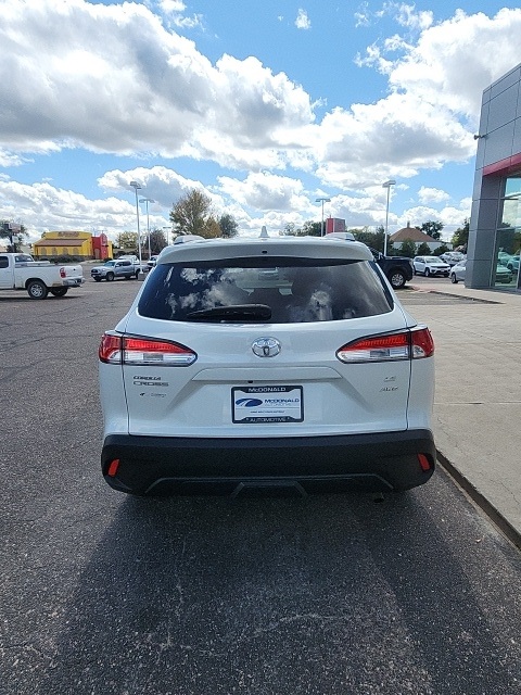 2022 Toyota Corolla Cross LE photo 3