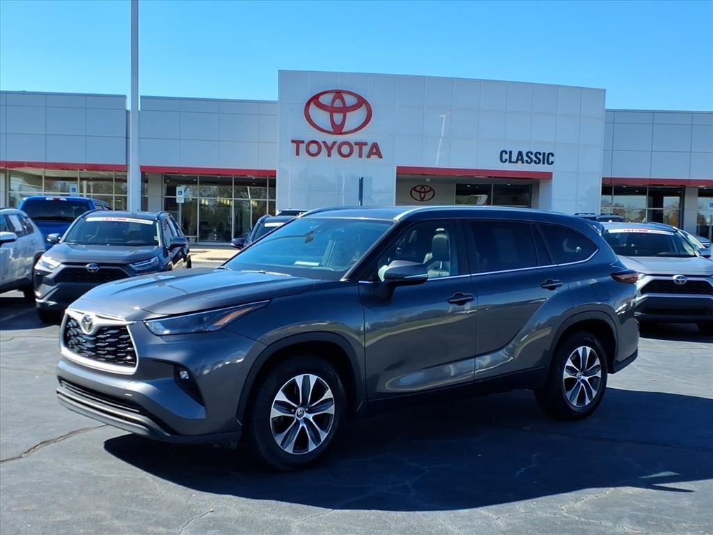 2024 Toyota Highlander LE's photo