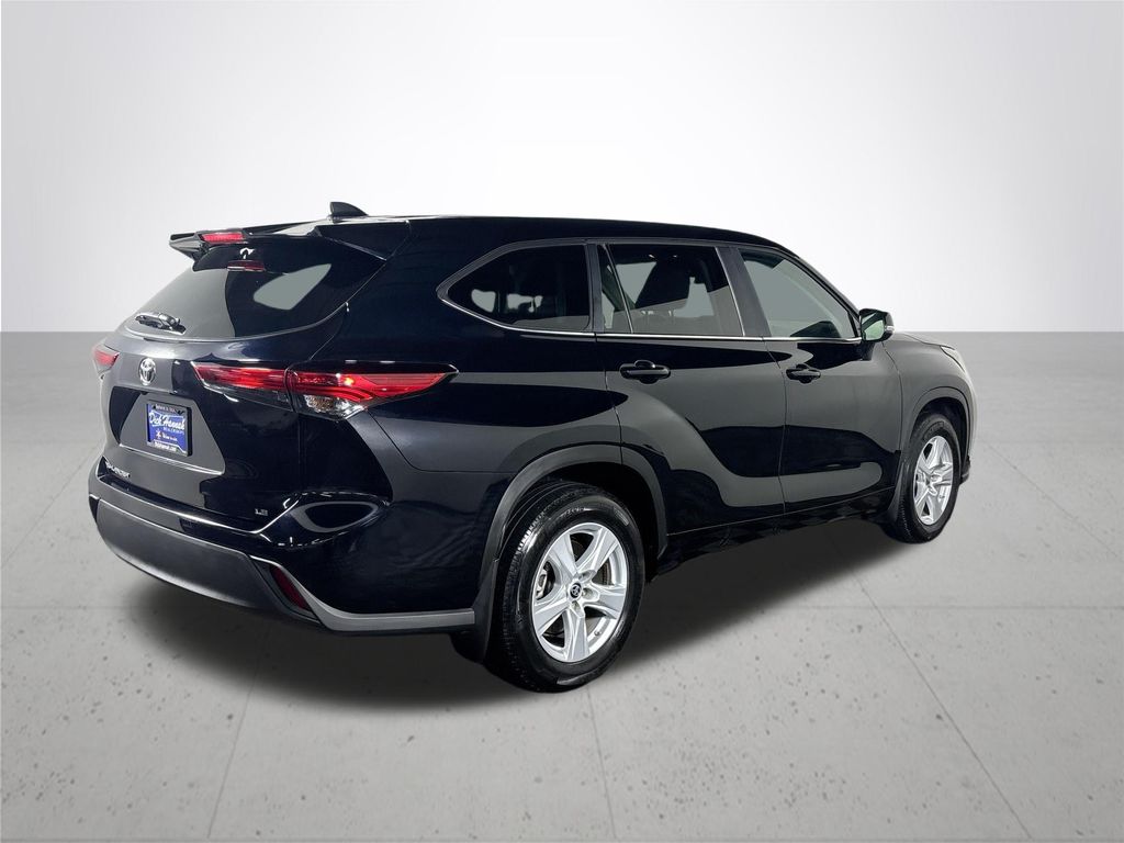 2023 Toyota Highlander L photo 6