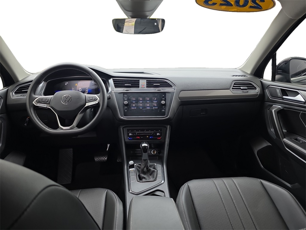 2023 Volkswagen Tiguan SE photo 2