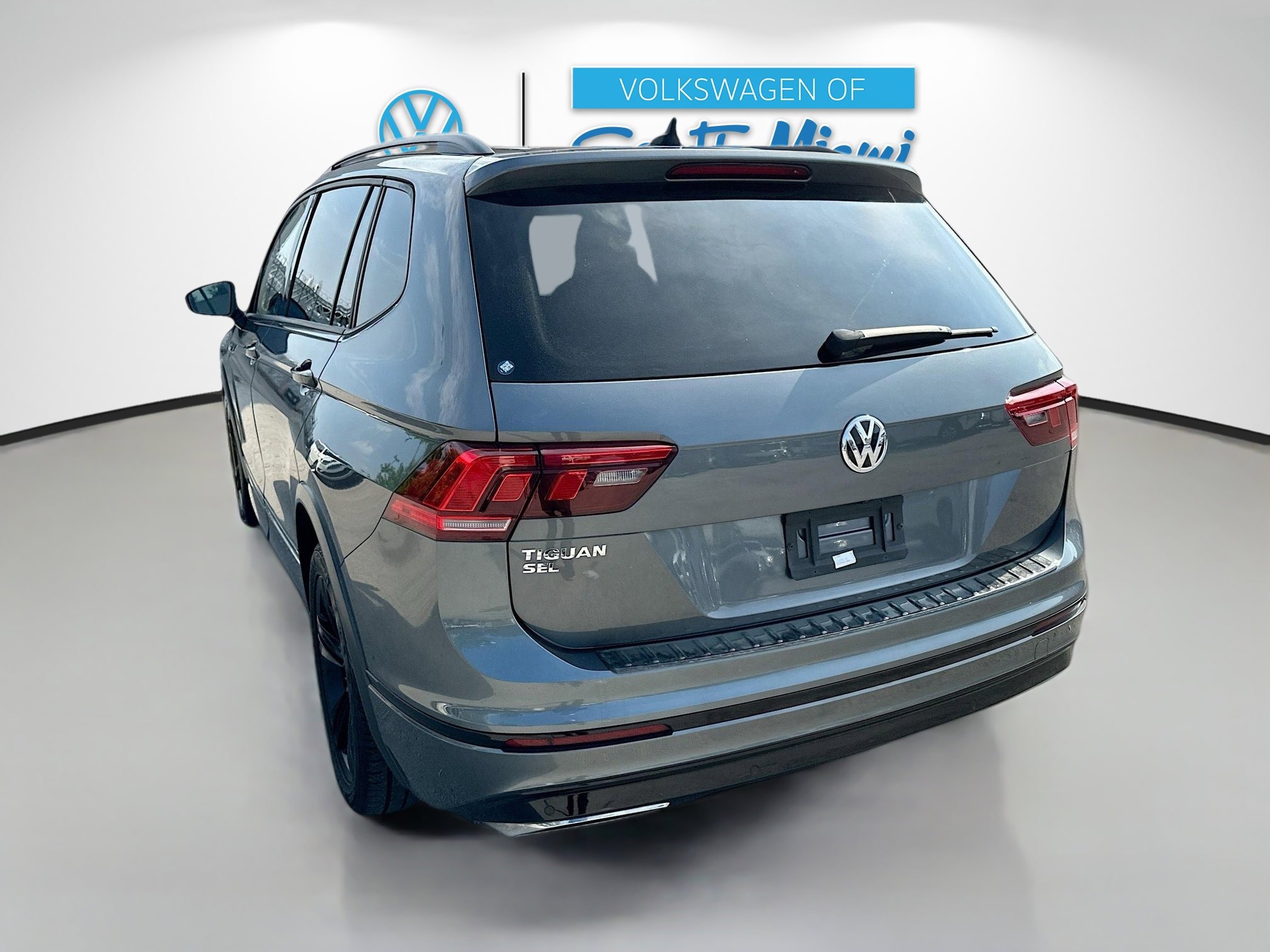 2019 Volkswagen Tiguan SEL R-Line photo 4