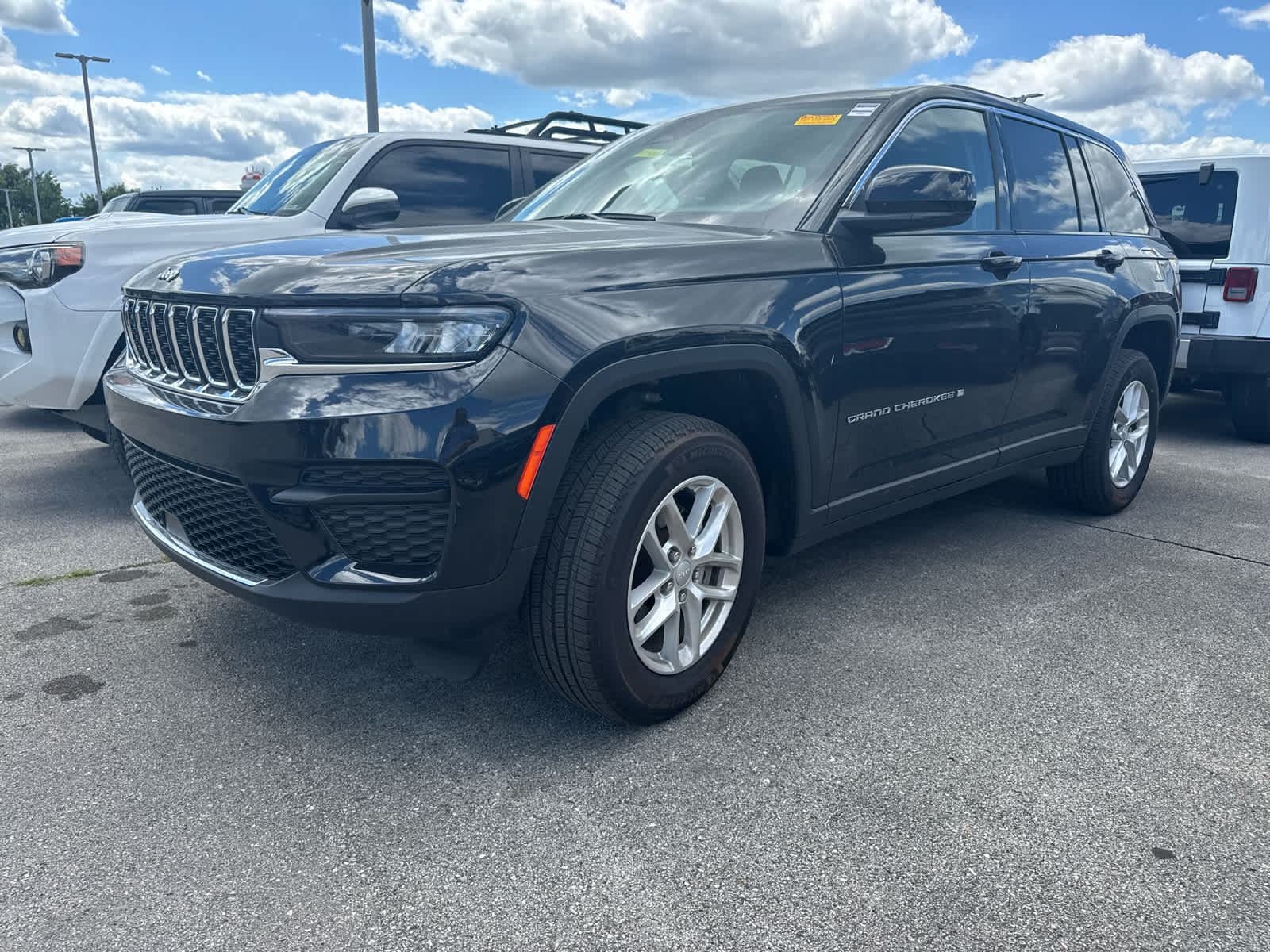 2023 Jeep Grand Cherokee Laredo photo 3