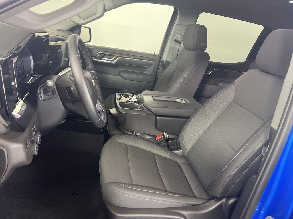 2025 Chevrolet Silverado 1500 LT photo 3