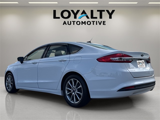 2017 Ford Fusion SE photo 3
