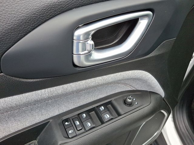 2023 Jeep Compass Latitude Lux photo 13