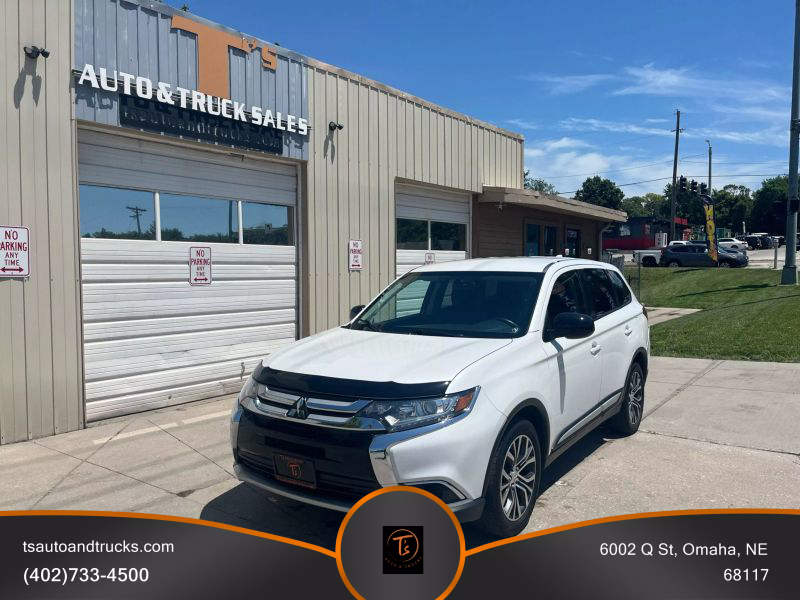 2017 Mitsubishi Outlander ES photo 2