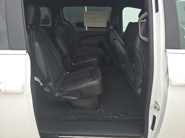 2026 Chrysler Pacifica photo 4