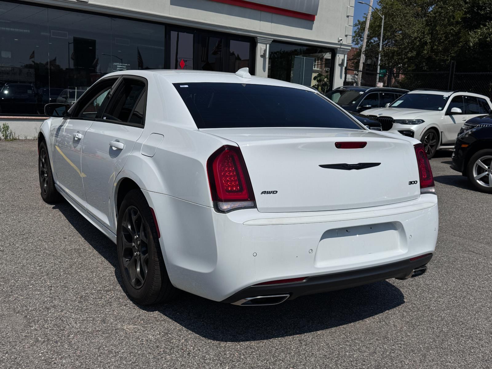 2022 Chrysler 300 Touring L photo 3