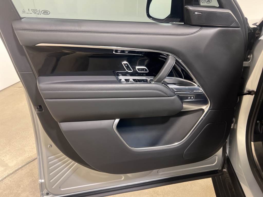 2023 Land Rover Range Rover SE photo 8