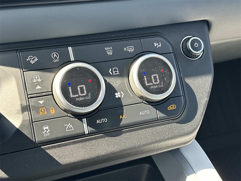 2025 Land Rover Defender 110 photo 10
