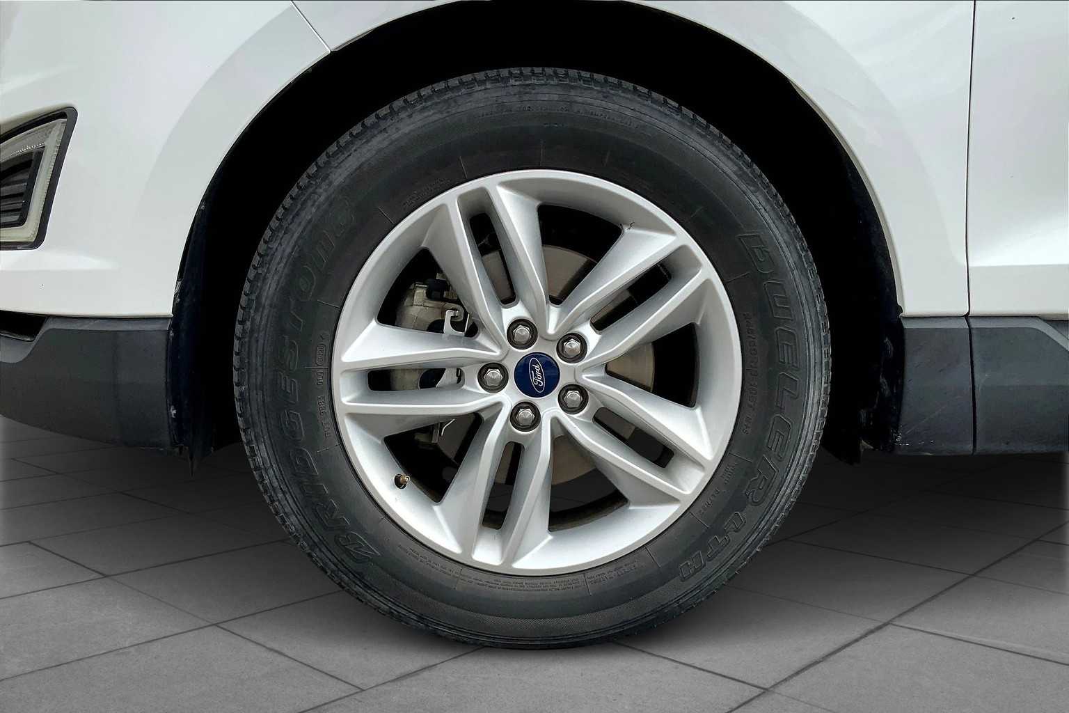 2017 Ford Edge SEL photo 9
