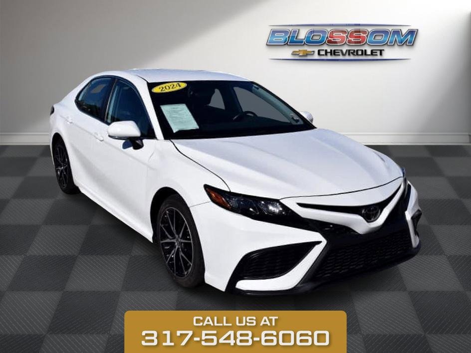 2024 Toyota Camry SE's photo