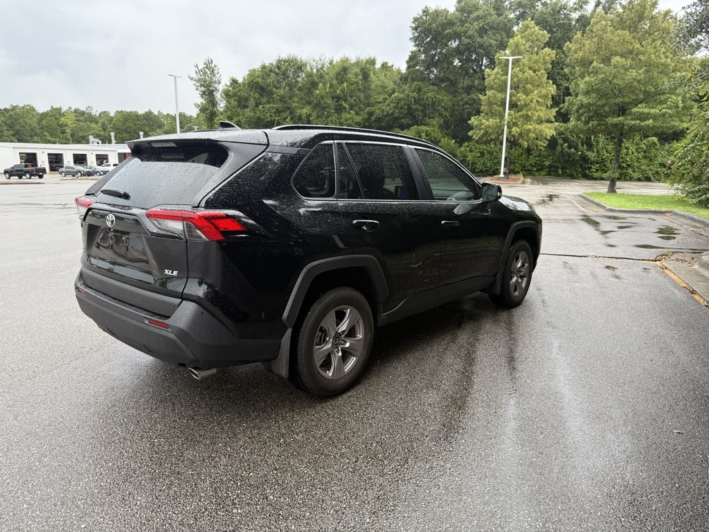 2025 Toyota RAV4 XLE photo 4