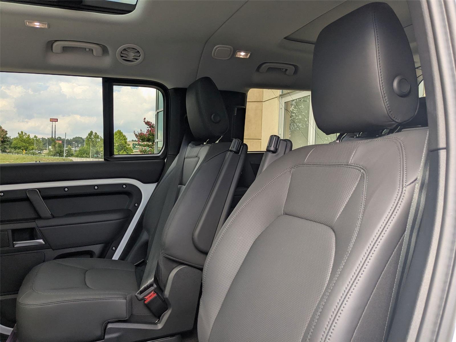 2025 Land Rover Defender 130 X-Dynamic SE photo 26
