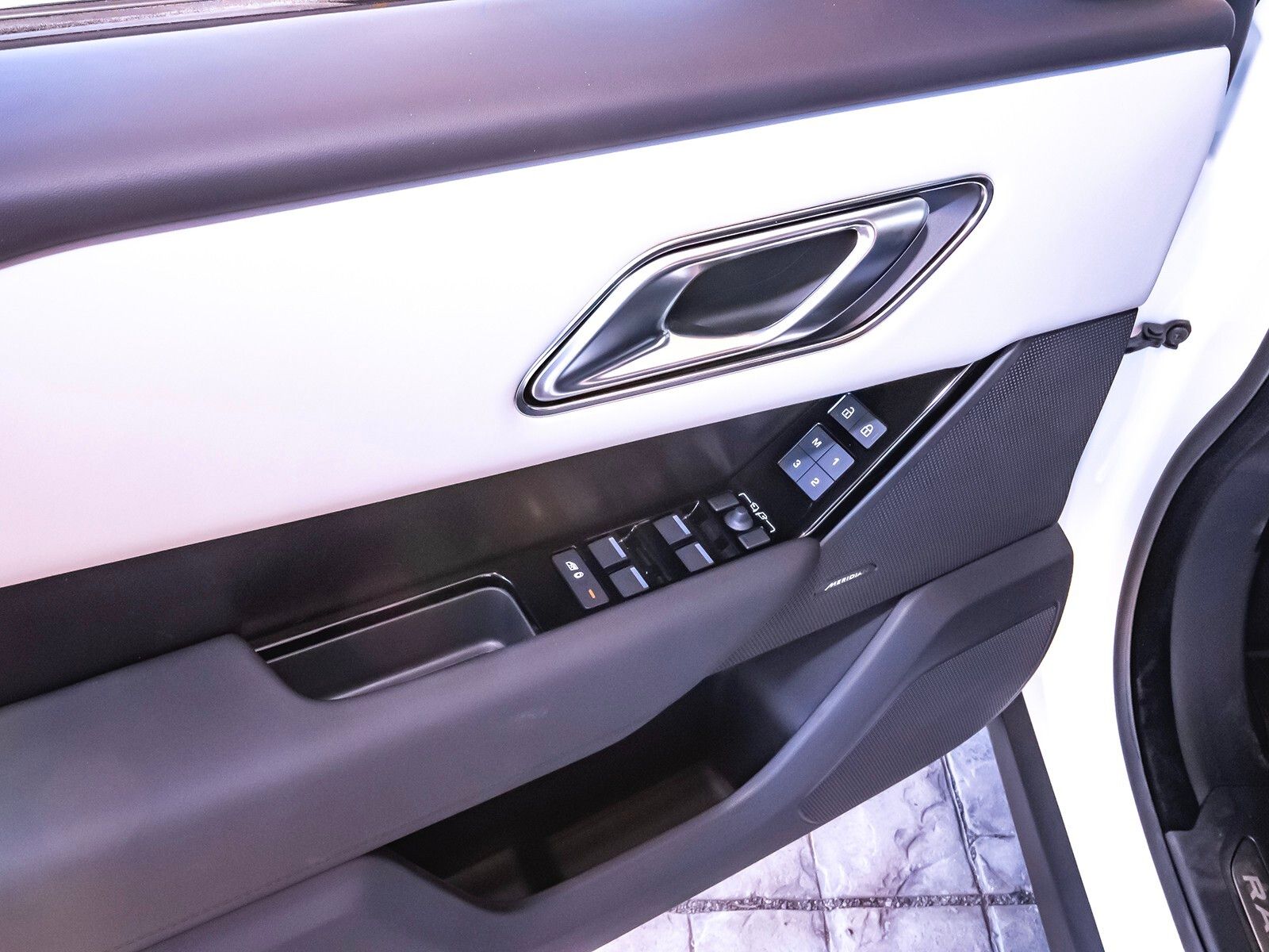 2026 Land Rover Range Rover Velar SE photo 32