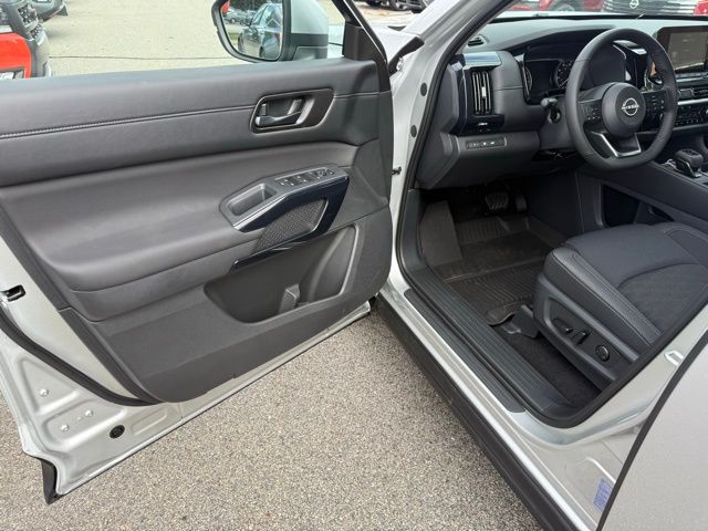 2025 Nissan Pathfinder SV photo 2