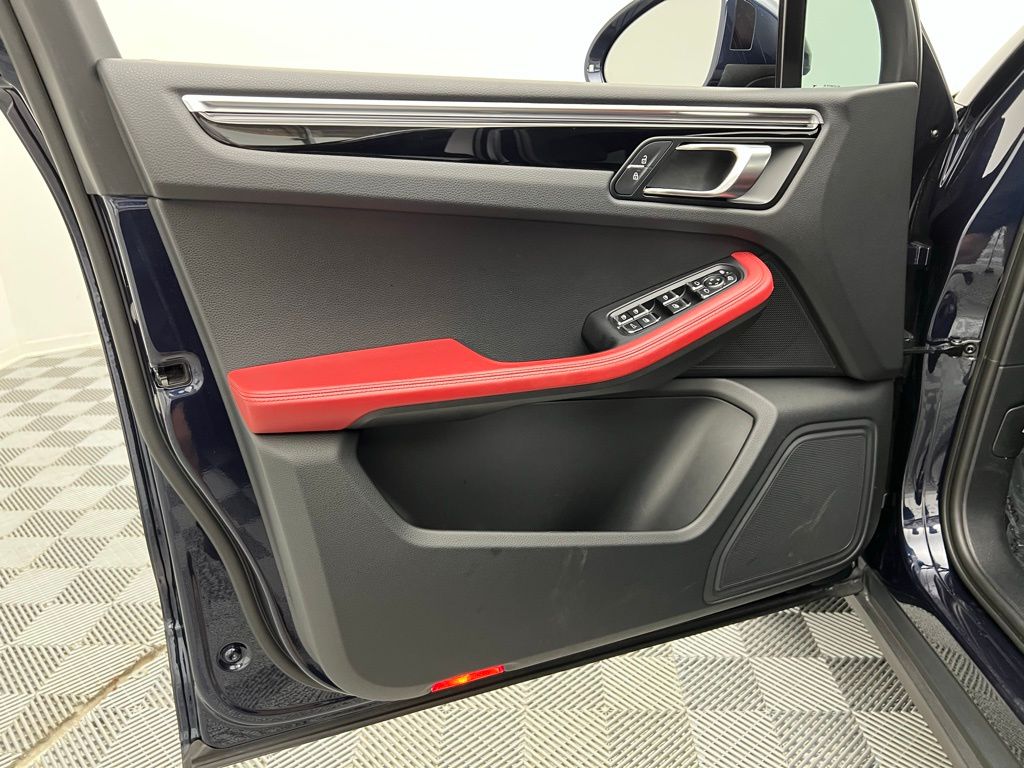 2021 Porsche Macan Base photo 25