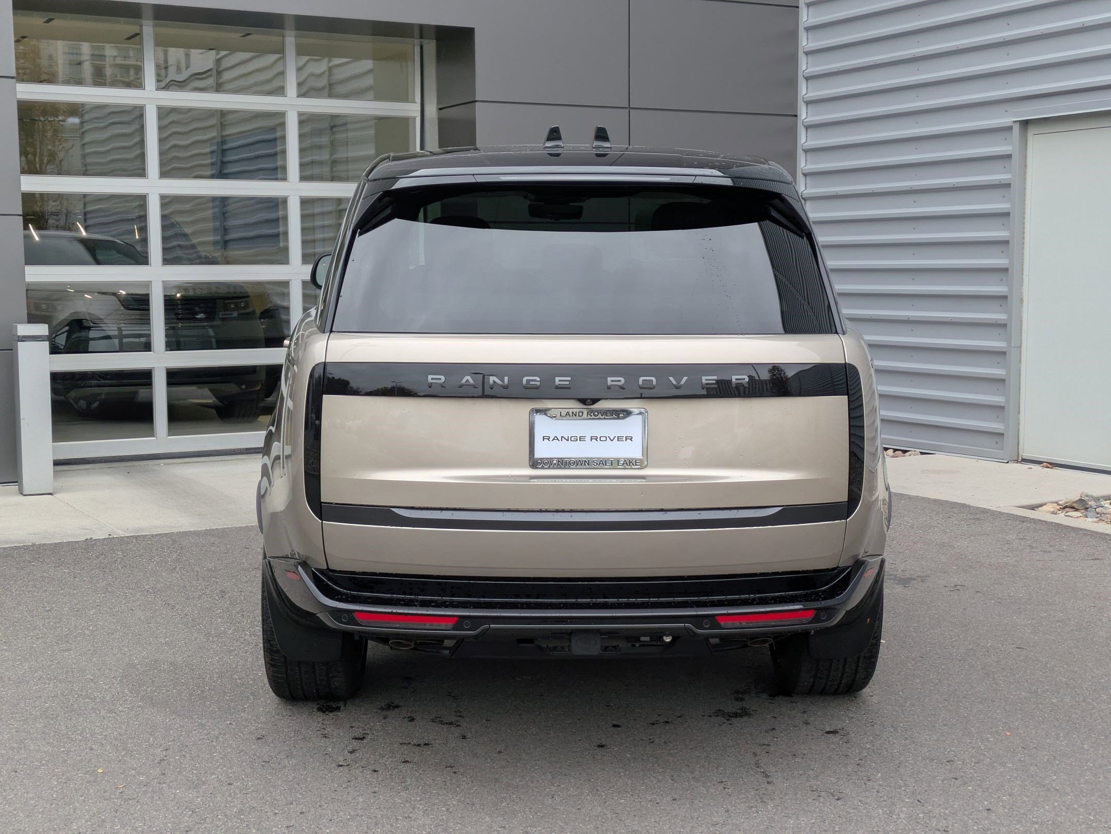 2025 Land Rover Range Rover SE photo 3