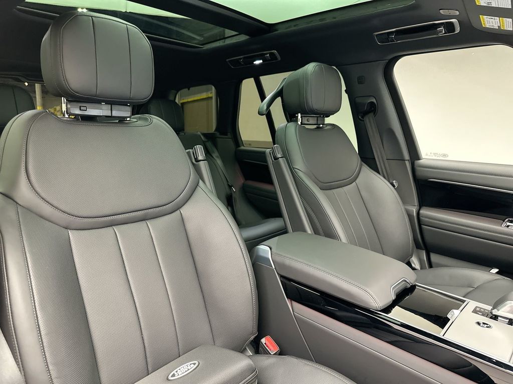 2025 Land Rover Range Rover SE photo 4