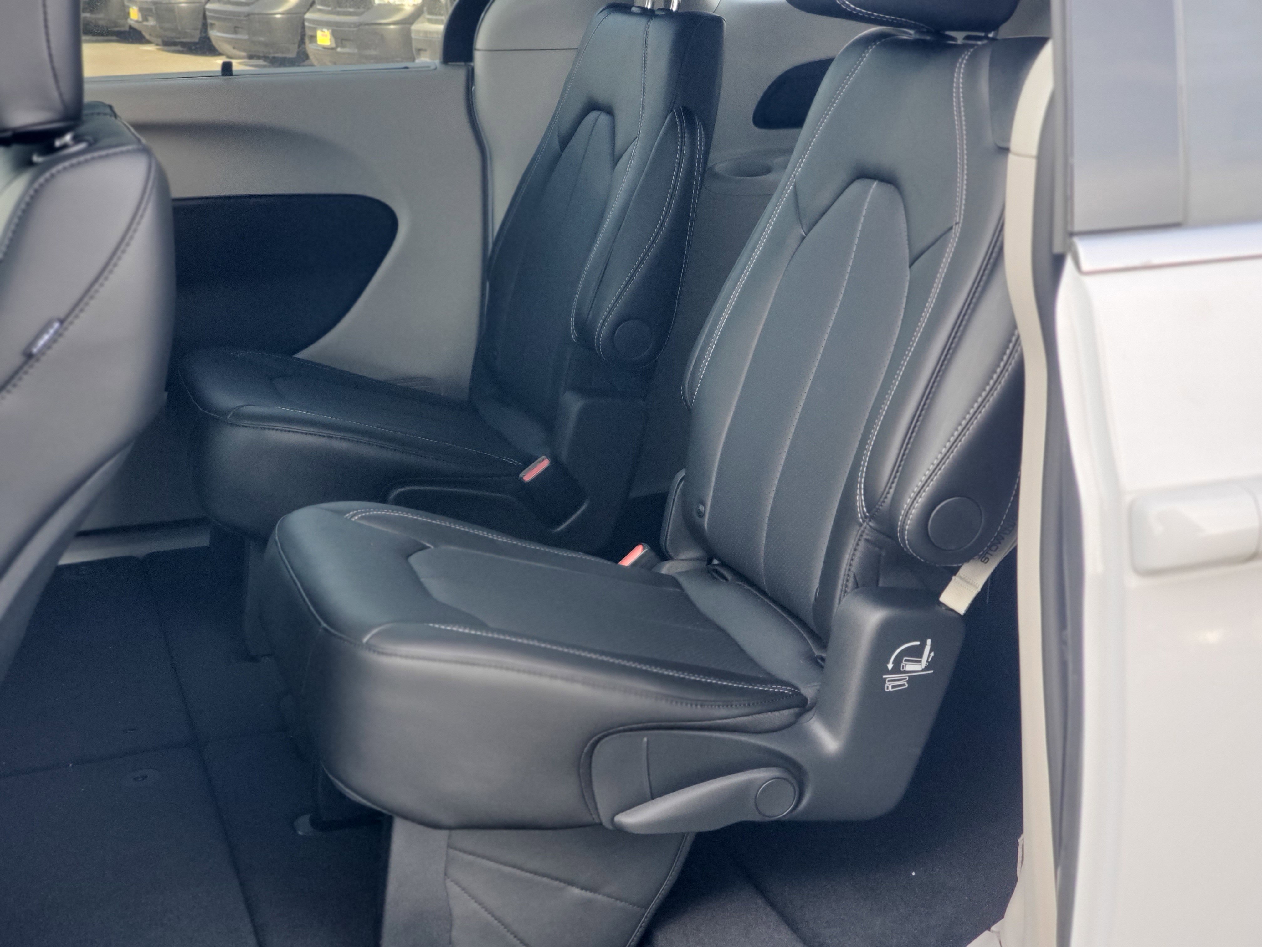 2024 Chrysler Pacifica Touring L photo 7