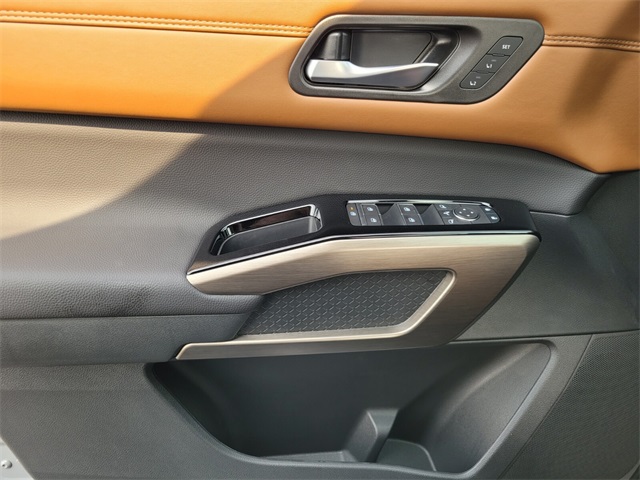 2025 Nissan Pathfinder Platinum photo 28