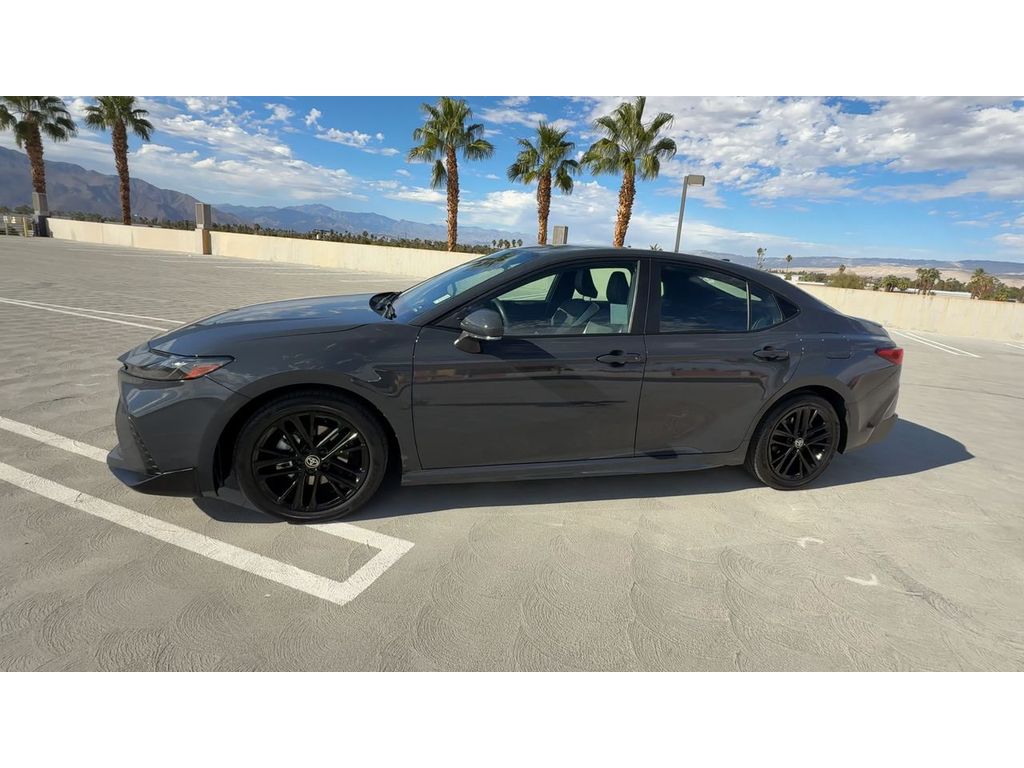 2025 Toyota Camry Hybrid SE photo 4